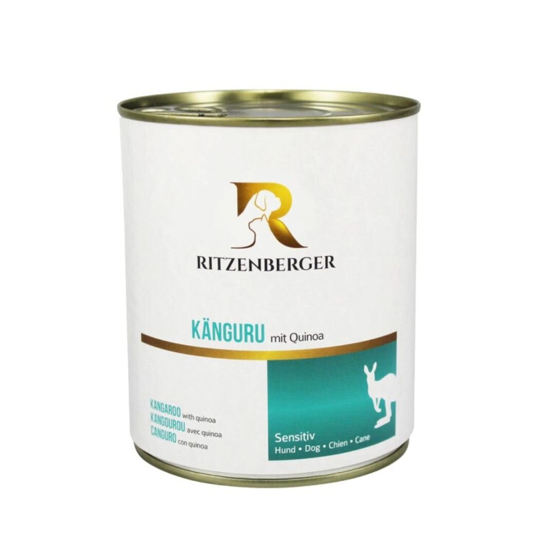 Puszka z białą etykietą, na której widnieje logo Ritzenberger oraz napis \'KÄNGURU mit Quinoa\'. Na etykiecie znajduje się również sylwetka kangura i tekst \'Sensitiv Hund • Dog • Chien • Cane\'.