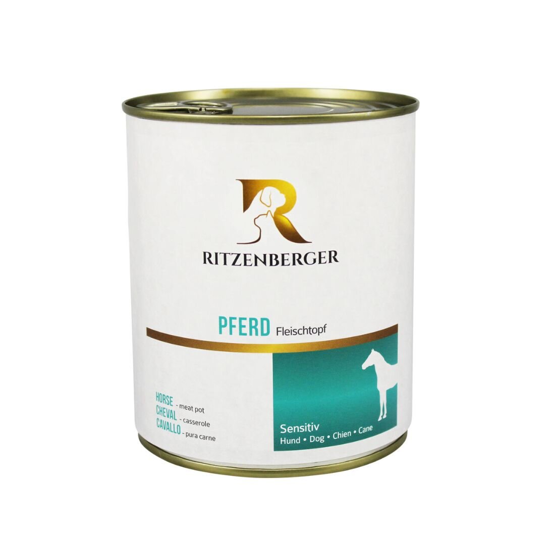 Puszka z białą etykietą, na której widnieje logo Ritzenberger oraz napis \'PFERD Fleischtopf\'. Na etykiecie znajduje się także sylwetka psa i tekst \'Sensitiv Hund • Dog • Chien • Cane\'.