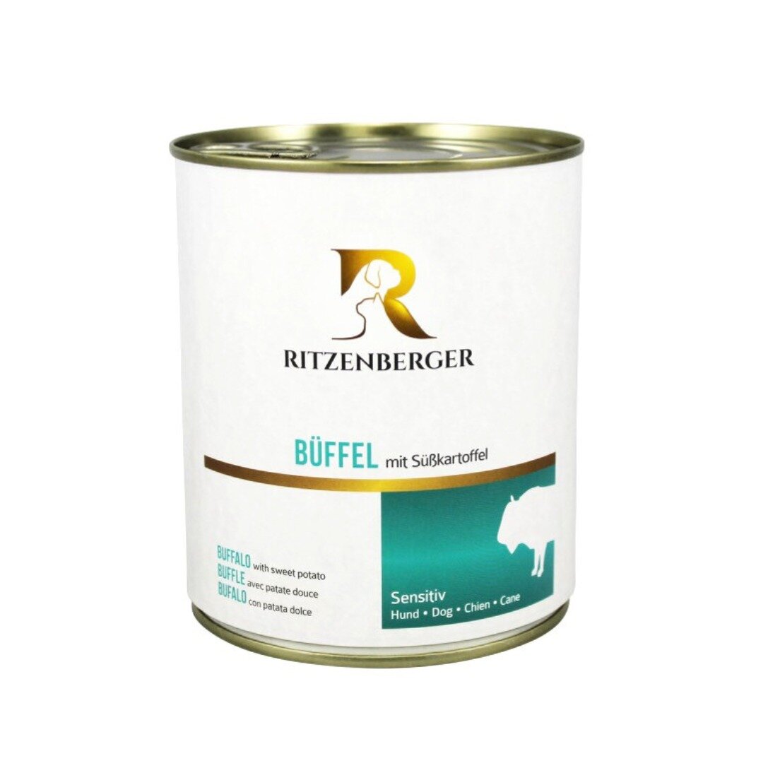 Puszka z białą etykietą, na której widnieje logo RITZENBERGER oraz napis \'BÜFFEL mit Süßkartoffel\'. Na etykiecie znajduje się także sylwetka bawoła i tekst \'Sensitiv Hund • Dog • Chien • Cane\'.