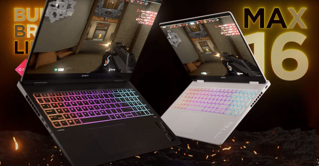 Dwa laptopy z podświetlanymi klawiaturami, jeden czarny z kolorowym podświetleniem, drugi biały z jasnym podświetleniem, wyświetlają grę FPS. W tle widoczny jest napis \'MAX 16\'.