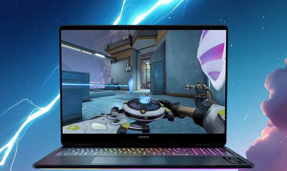 Laptop z wyświetlaczem pokazującym grę wideo, z kolorową klawiaturą podświetlaną. W tle dynamiczna grafika z błyskawicami na niebieskim tle.