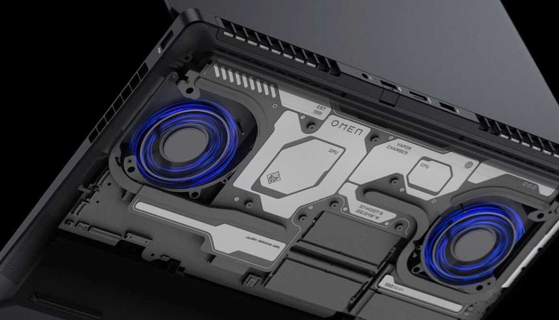 Widok od spodu laptopa z widocznymi dwoma wentylatorami z niebieskim podświetleniem. Na obudowie znajdują się napisy: \'OMEN\', \'GPU\', \'CPU\', \'VAPOR CHAMBER\'.