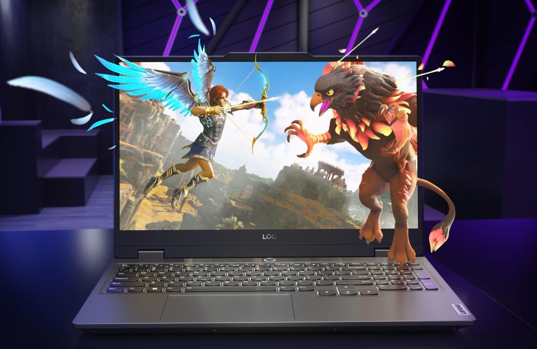 Laptop z wyświetlaczem pokazującym dynamiczną scenę z gry, gdzie postać z łukiem mierzy do fantastycznego stworzenia. Na obudowie widoczne jest logo \'LOQ\'.