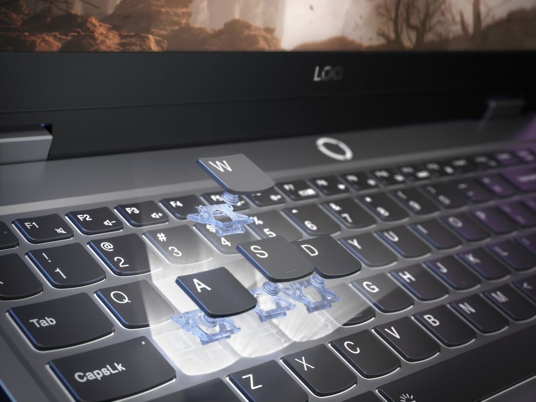 Obraz przedstawia klawiaturę laptopa z unoszącymi się klawiszami W, A, S, D, ukazującymi mechanizm pod spodem. Na obudowie widoczne jest logo \'LOQ\'.