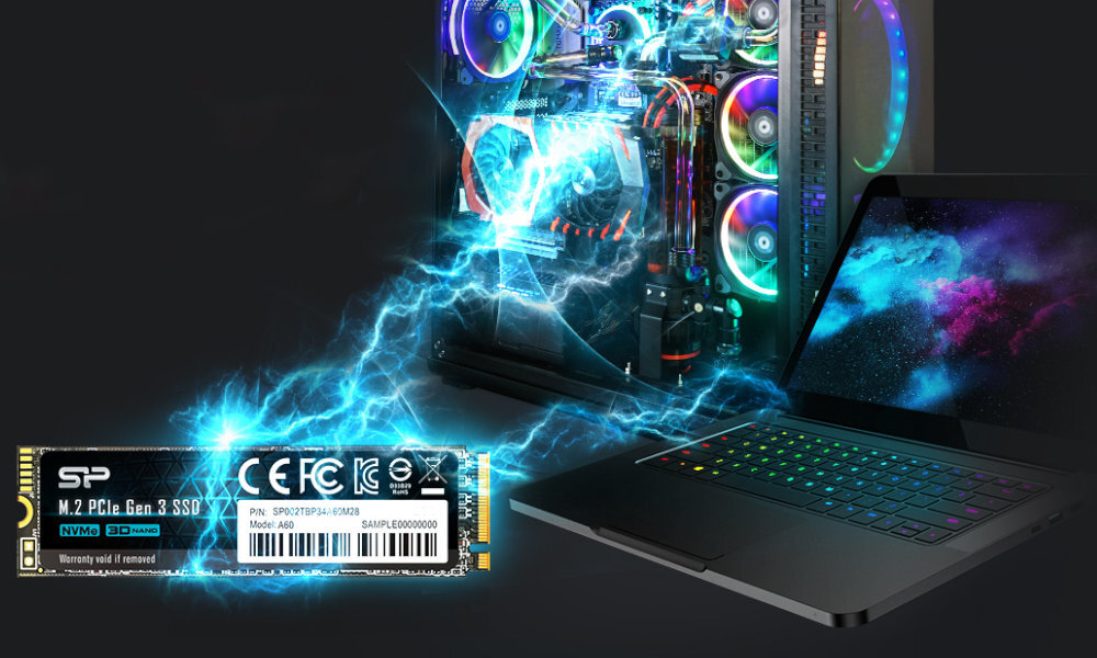 Obraz przedstawia dysk SSD z oznaczeniami \'SP\', \'M.2 PCIe Gen 3 SSD\', \'NVMe 3D NAND\' oraz symbole certyfikacji CE i FCC. W tle widoczny jest komputer z podświetleniem RGB oraz laptop z kolorową klawiaturą.