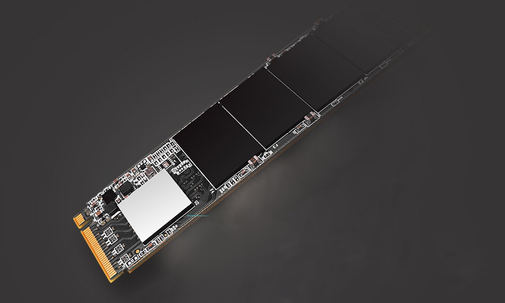 Obraz przedstawia czarny dysk SSD w formacie M.2 z widocznymi elementami elektronicznymi i złączem na jednym końcu.