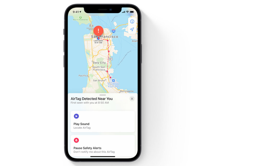 Na ekranie smartfona wyświetlona jest mapa z zaznaczoną trasą i komunikatem \'AirTag Detected Near You\'. Poniżej znajdują się opcje \'Play Sound\' i \'Pause Safety Alerts\'.