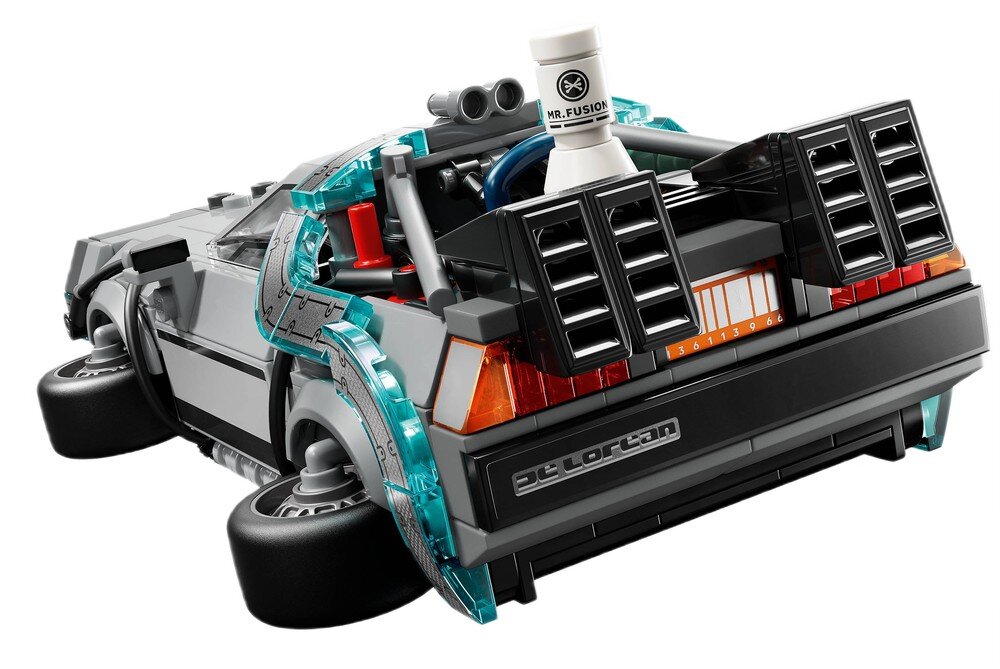 Model samochodu z klocków LEGO, przedstawiający pojazd z filmu \'Powrót do przyszłości\'. Na tylnej części widoczny napis \'DeLorean\' oraz element z napisem \'Mr. Fusion\'.