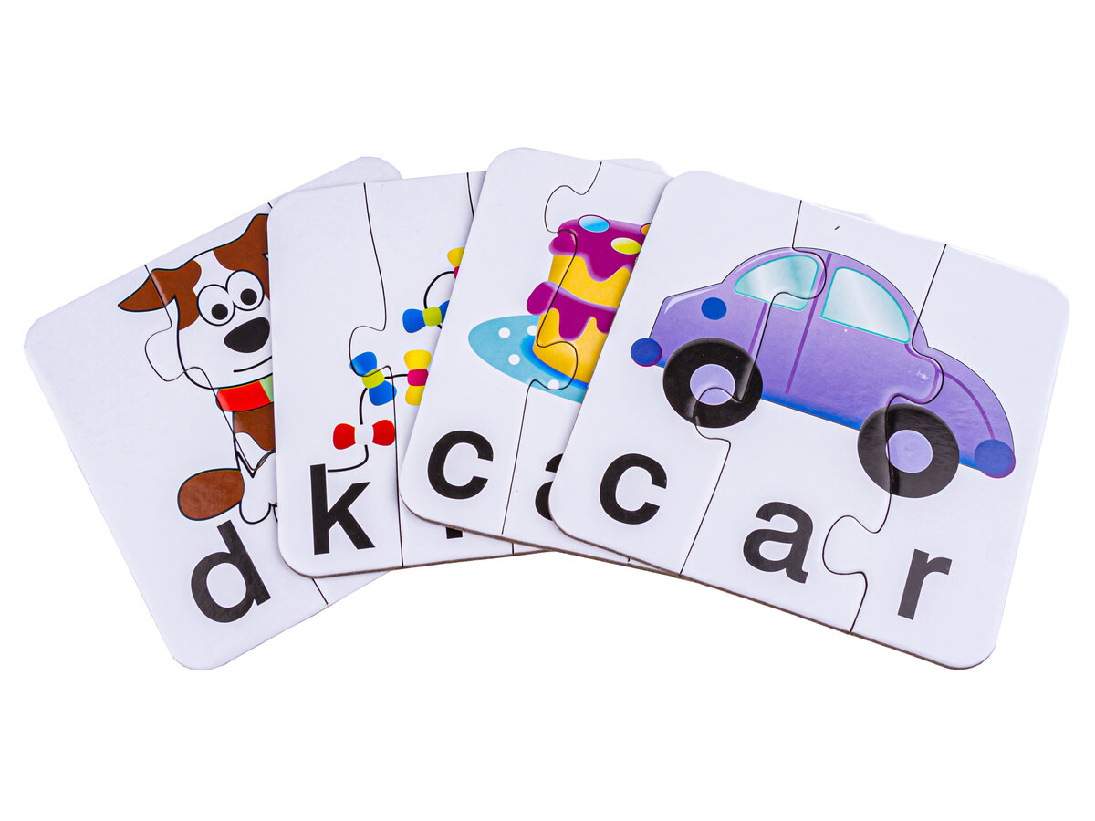 Na obrazku widać cztery puzzle z ilustracjami i literami. Puzzle przedstawiają psa, klocki, tort i samochód z literami \'d\', \'c\', \'a\', \'r\'.