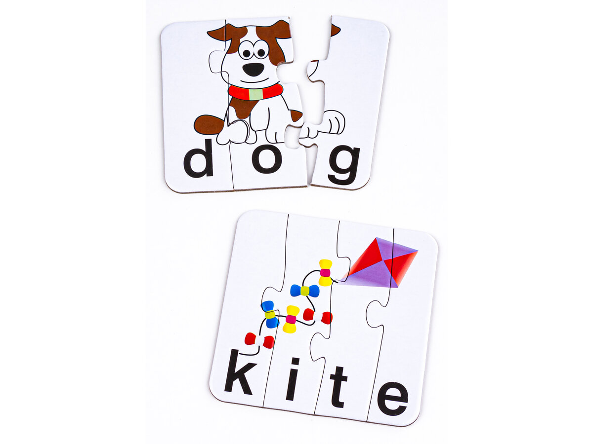 Na obrazku znajdują się dwa puzzle edukacyjne. Pierwszy przedstawia psa z napisem \'dog\', a drugi latawiec z napisem \'kite\'.