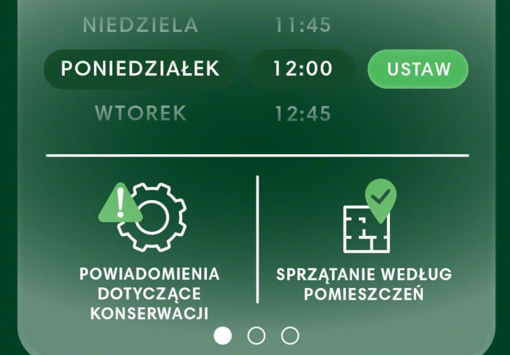 Ekran aplikacji z harmonogramem sprzątania na poniedziałek o 12:00 z przyciskiem \'USTAW\'. Poniżej ikony z napisami: \'POWIADOMIENIA DOTYCZĄCE KONSERWACJI\' i \'SPRZĄTANIE WEDŁUG POMIESZCZEŃ\'.