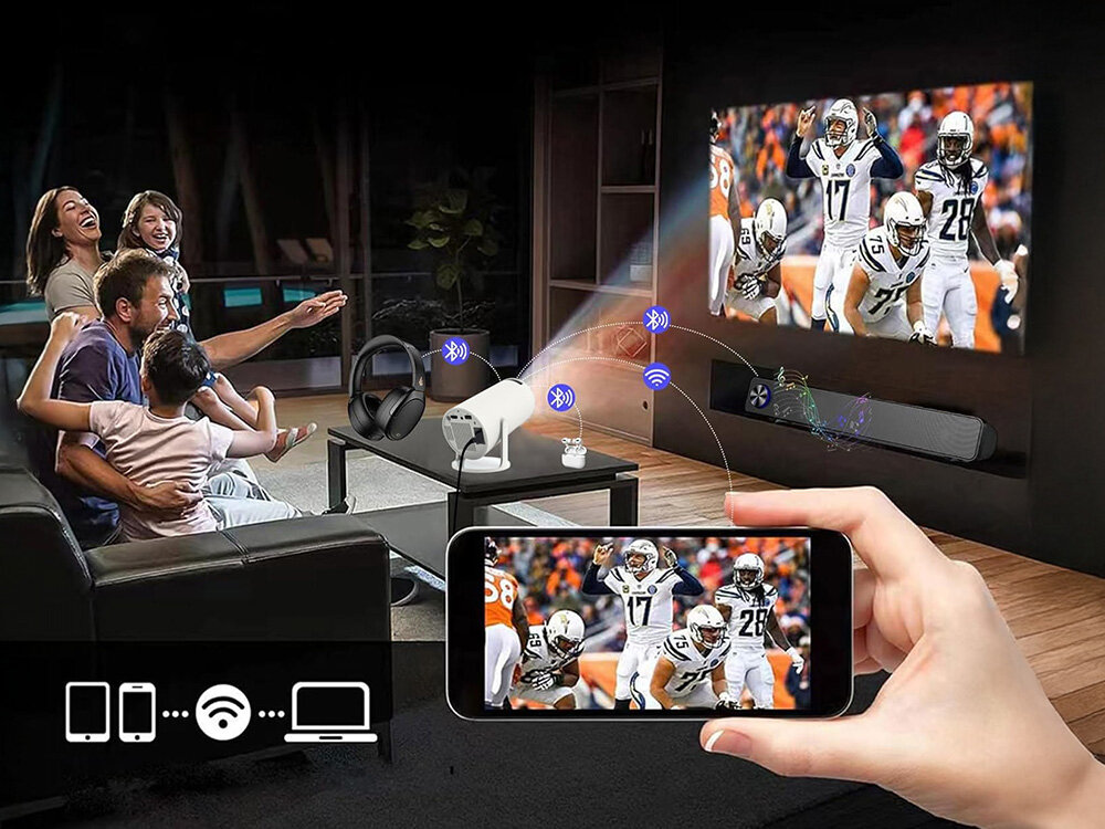 W salonie znajduje się projektor wyświetlający obraz meczu futbolowego na ścianie. Na pierwszym planie widać smartfon z tym samym obrazem, a wokół projektora ikony Bluetooth i Wi-Fi.
