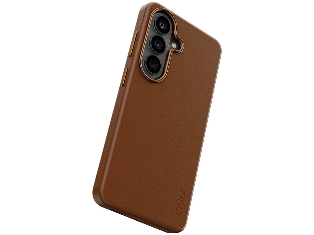 Brązowe etui na telefon z trzema wycięciami na aparaty fotograficzne i napisem \'CARE\' na dole. Etui ma gładką powierzchnię i przyciski boczne.
