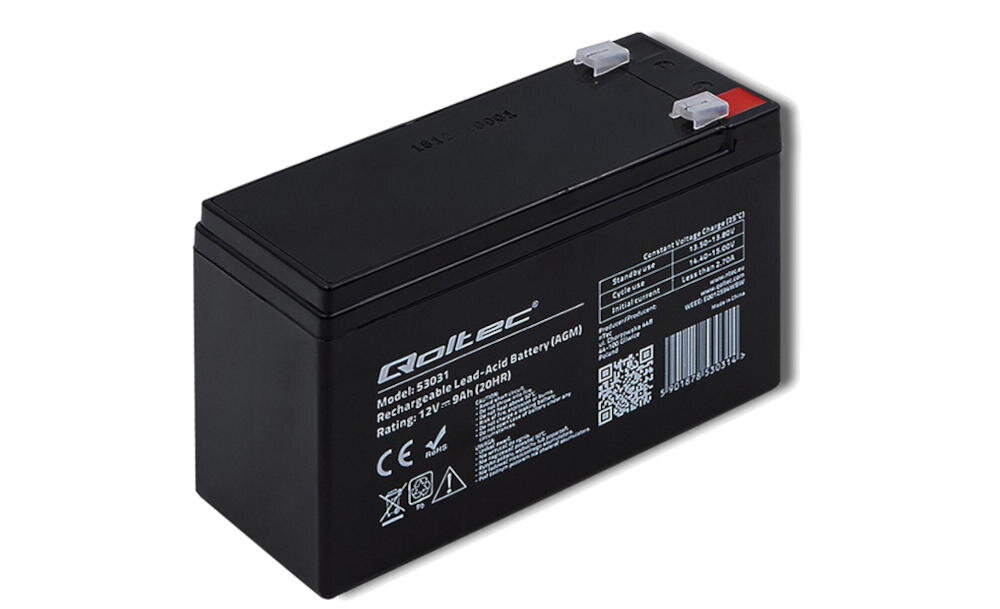 Czarny akumulator z widocznym logo \'QOLTEC\' oraz oznaczeniami modelu 53031, 12V 9Ah. Na powierzchni znajdują się symbole certyfikacyjne i kod kreskowy.