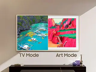 320x240-artful-picture-quality-with-neo-qled Telewizor wyświetla dwa obrazy: po lewej stronie widok na turkusową wodę z łodziami, po prawej kolorowa abstrakcja. Pod obrazami widnieją napisy \'TV Mode\' i \'Art Mode\'.