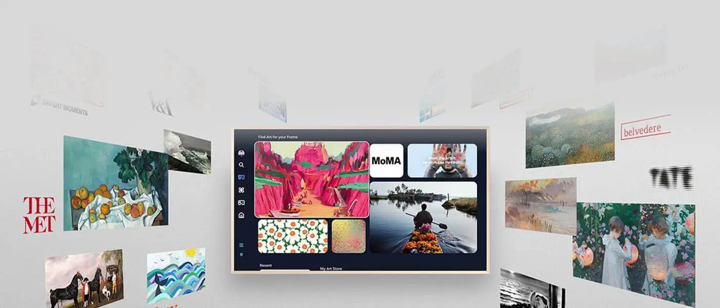 Na obrazie widoczny jest telewizor wyświetlający różnorodne dzieła sztuki, z logo \'MoMA\' i \'THE MET\' po bokach. W tle znajdują się rozmyte obrazy i napisy, takie jak \'belvedere\' i \'TATE\'.