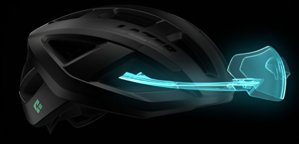 Czarny kask rowerowy z widocznym logo producenta i przezroczystym elementem w kształcie wizjera. Kask ma aerodynamiczny kształt z otworami wentylacyjnymi.