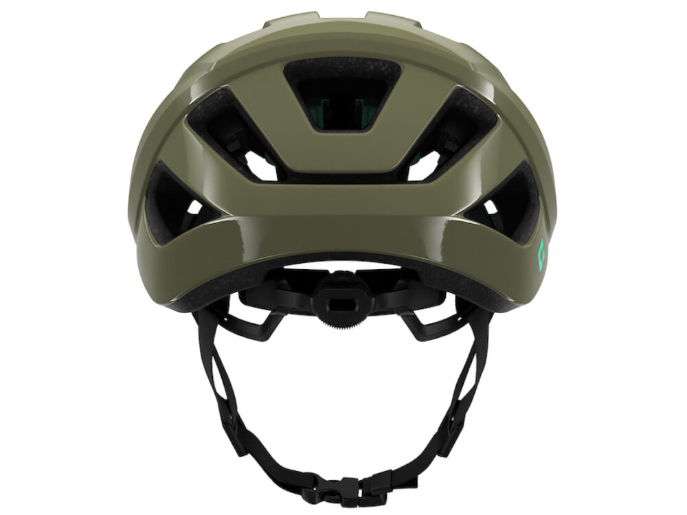 Zielony kask rowerowy z otworami wentylacyjnymi i regulowanym paskiem pod brodą. Kask ma możliwość zamontowania lampki.