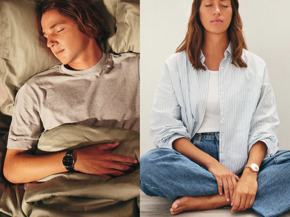 Po lewej stronie osoba śpi w łóżku, nosząc smartwatch na nadgarstku. Po prawej stronie osoba siedzi w pozycji medytacyjnej, również z zegarkiem na nadgarstku.