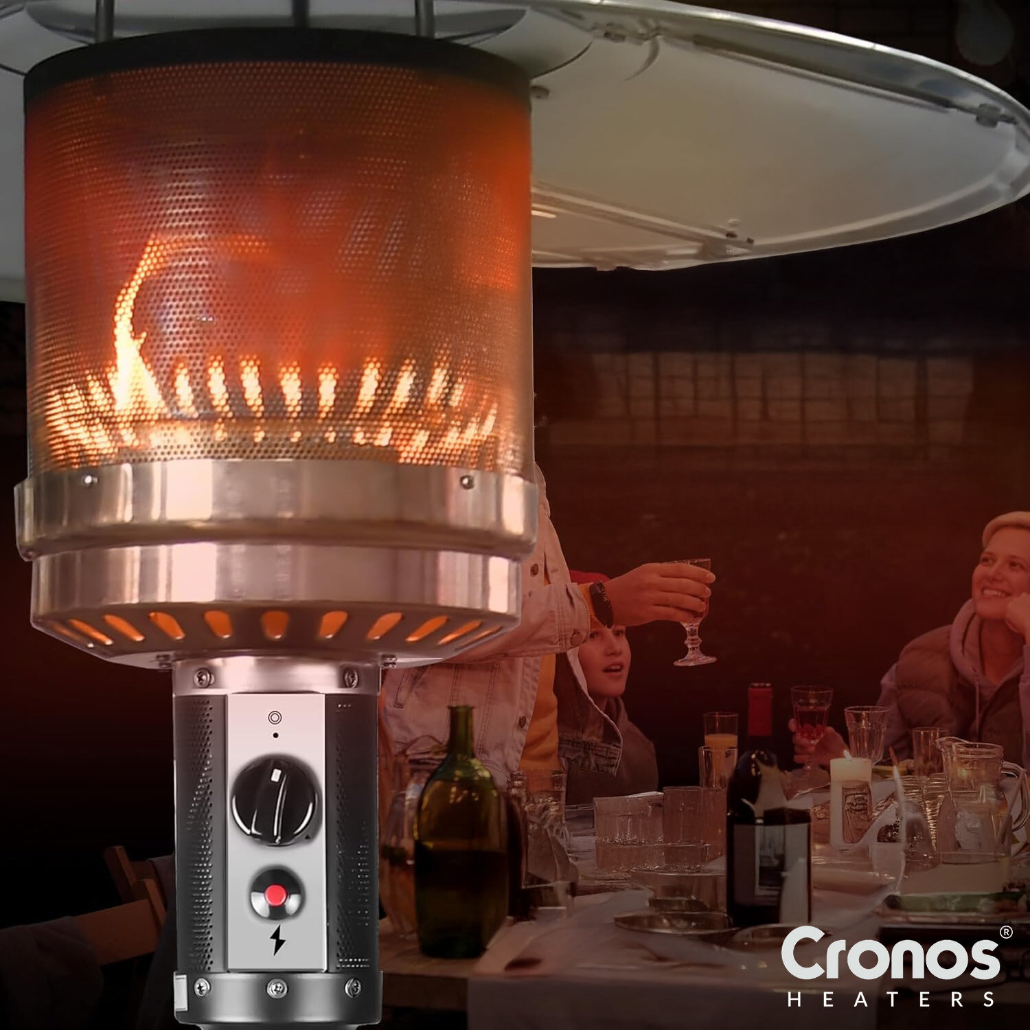Na obrazie widoczny jest gazowy ogrzewacz tarasowy z płomieniem w metalowej obudowie. W tle znajduje się grupa osób przy stole, a w prawym dolnym rogu widnieje logo \'Cronos Heaters\'.