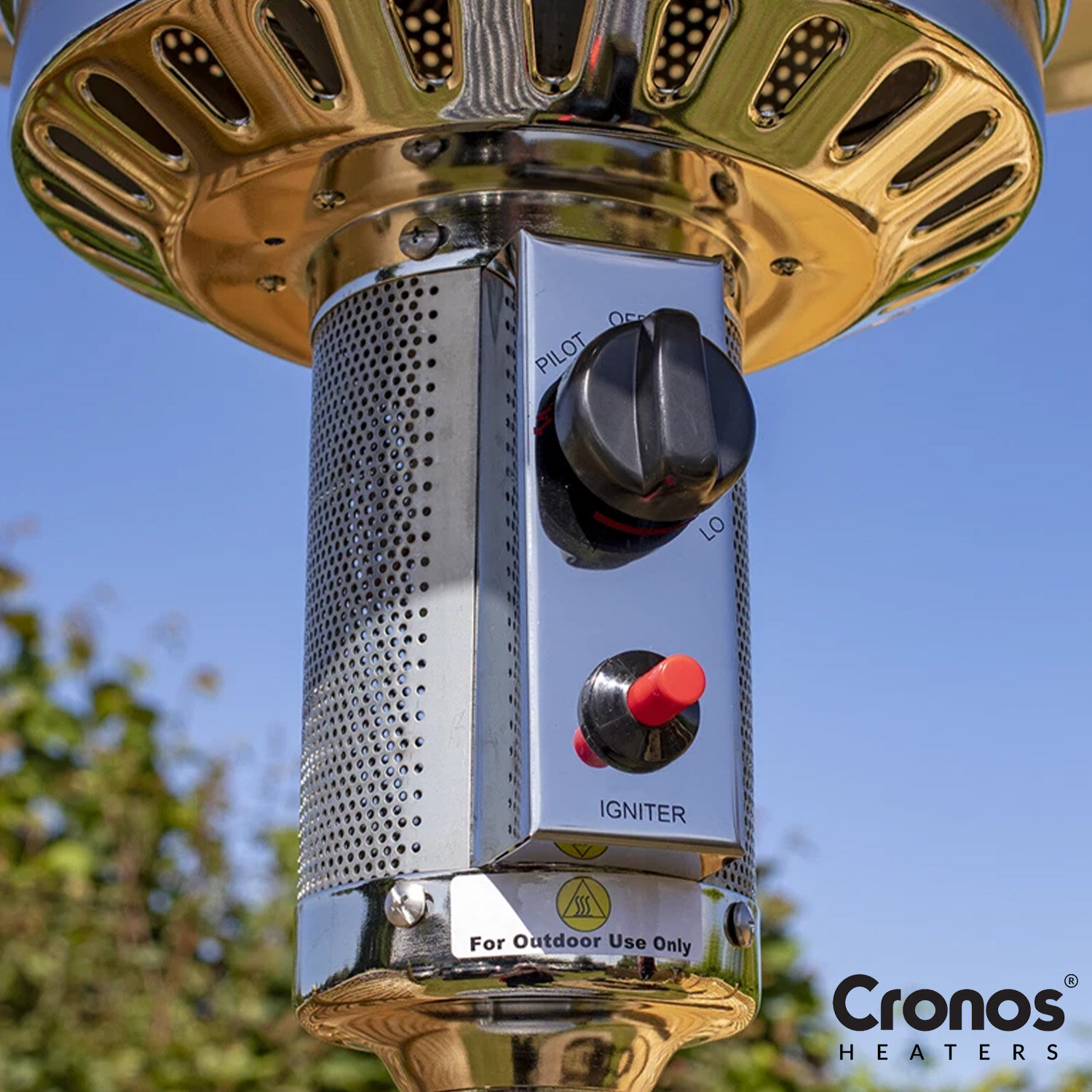 Zdjęcie przedstawia metalowy panel sterowania ogrzewacza tarasowego z pokrętłem i przyciskiem zapłonu. Na panelu widoczny jest napis \'For Outdoor Use Only\' oraz logo \'Cronos Heaters\'.
