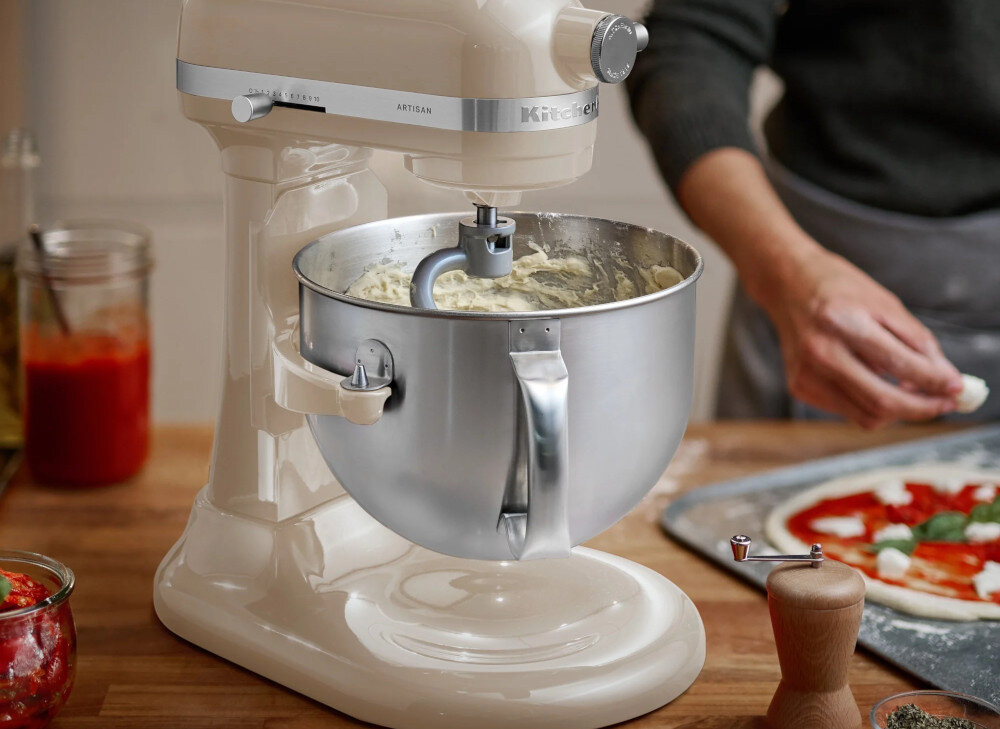 Robot kuchenny planetarny KITCHENAID Artisan  5KSM60SPX 375 W Kremowy zdjęcie lifestyle Duża pojemność do zadań Dzieża o pojemności 5,6 l  domowe pieczywo, pizzę, ciastka czy kremy