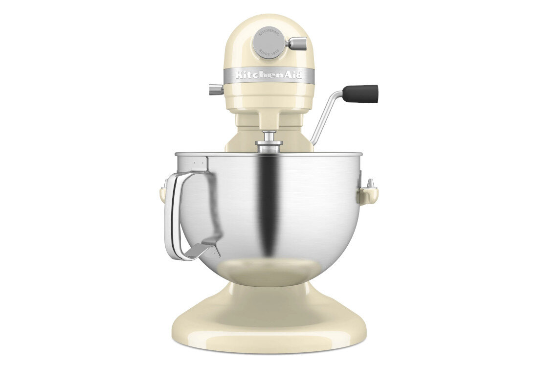 Robot kuchenny planetarny KITCHENAID Artisan  5KSM60SPX 375 W Kremowyzdjęcie lifestyle mieszanie składników System ruchu planetarnego z 67 punktami styku z dzieżą przygotowanie wypieków oraz deserów