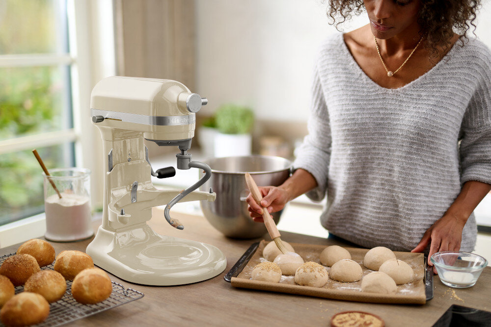 Robot kuchenny planetarny KITCHENAID Artisan  5KSM60SPX 375 W Kremowy zdjęcie lifestyle Komfort podczas pracy Podnoszona dzieża Wygodne podnoszenie i opuszczanie