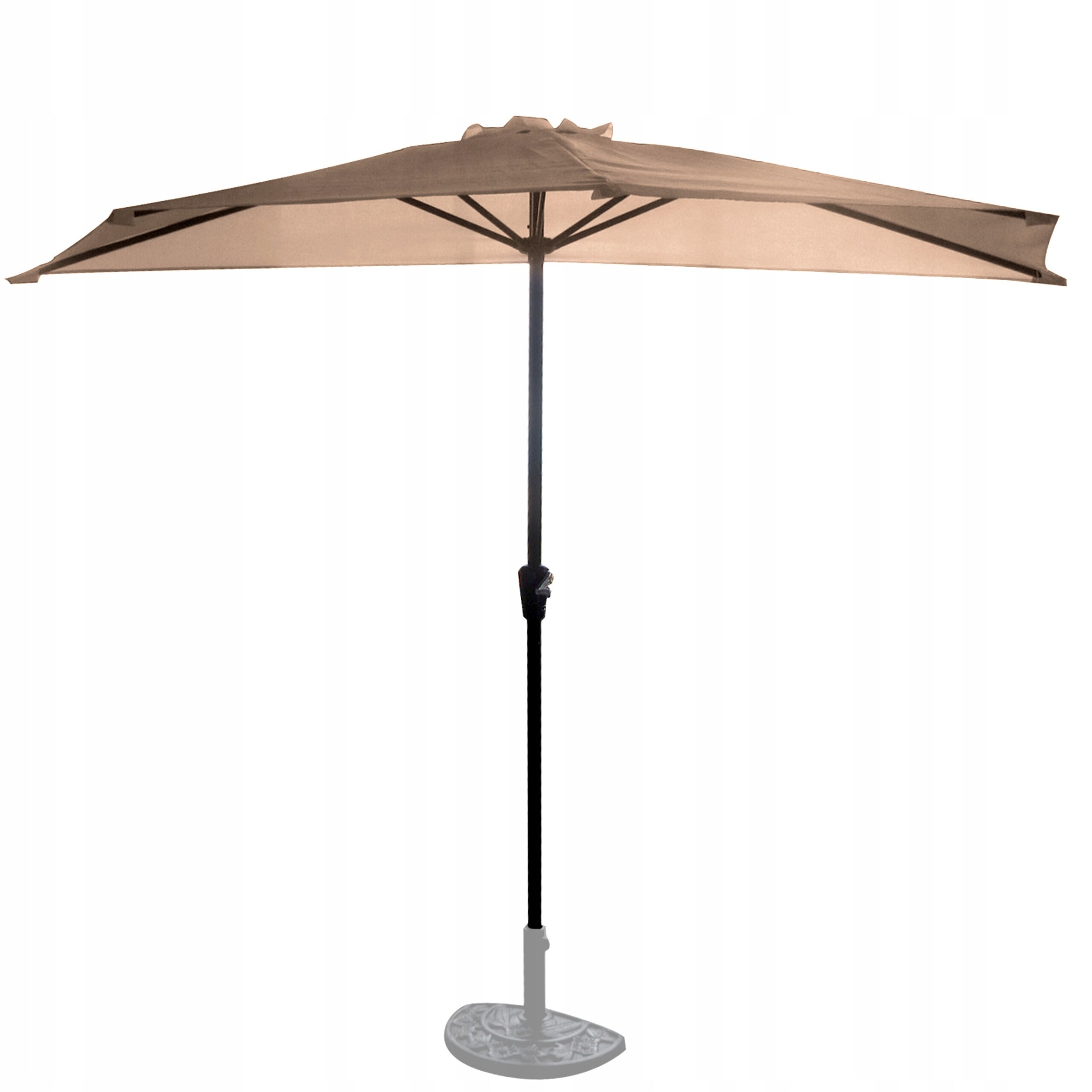 Duży, beżowy parasol ogrodowy z prostym, czarnym stelażem i ozdobną podstawą. Parasol jest składany i posiada korbkę do regulacji.
