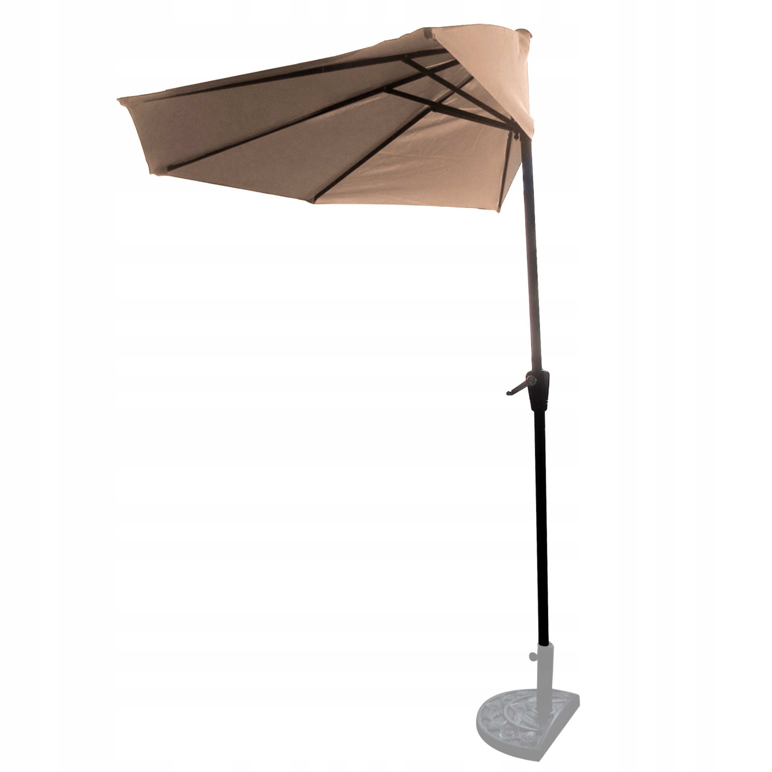 Duży, beżowy parasol ogrodowy z korbką, zamontowany na czarnym stojaku z okrągłą podstawą. Parasol jest składany i ma solidną konstrukcję.