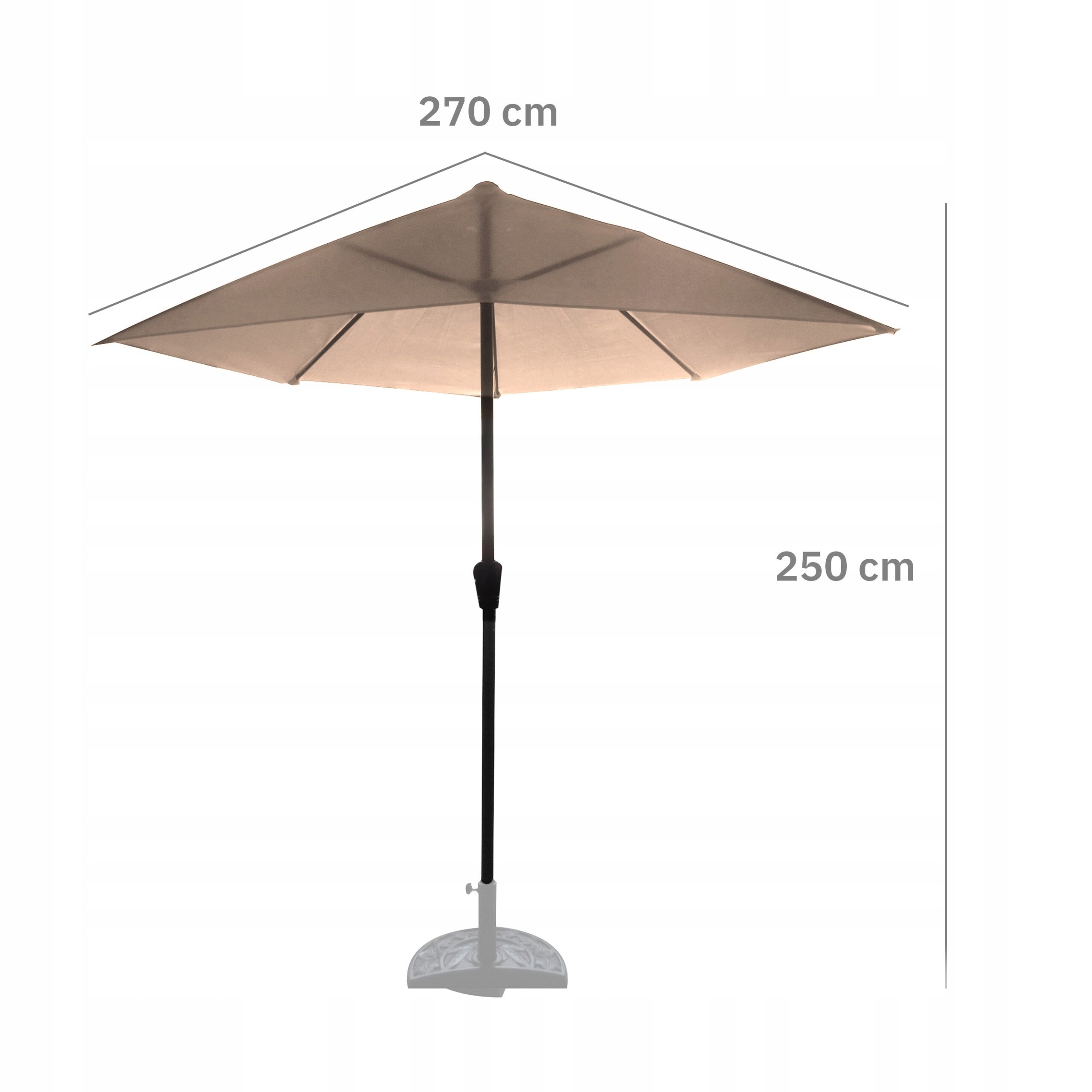 Duży, beżowy parasol ogrodowy o wymiarach 270 cm szerokości i 250 cm wysokości, z solidną podstawą i korbką do składania.