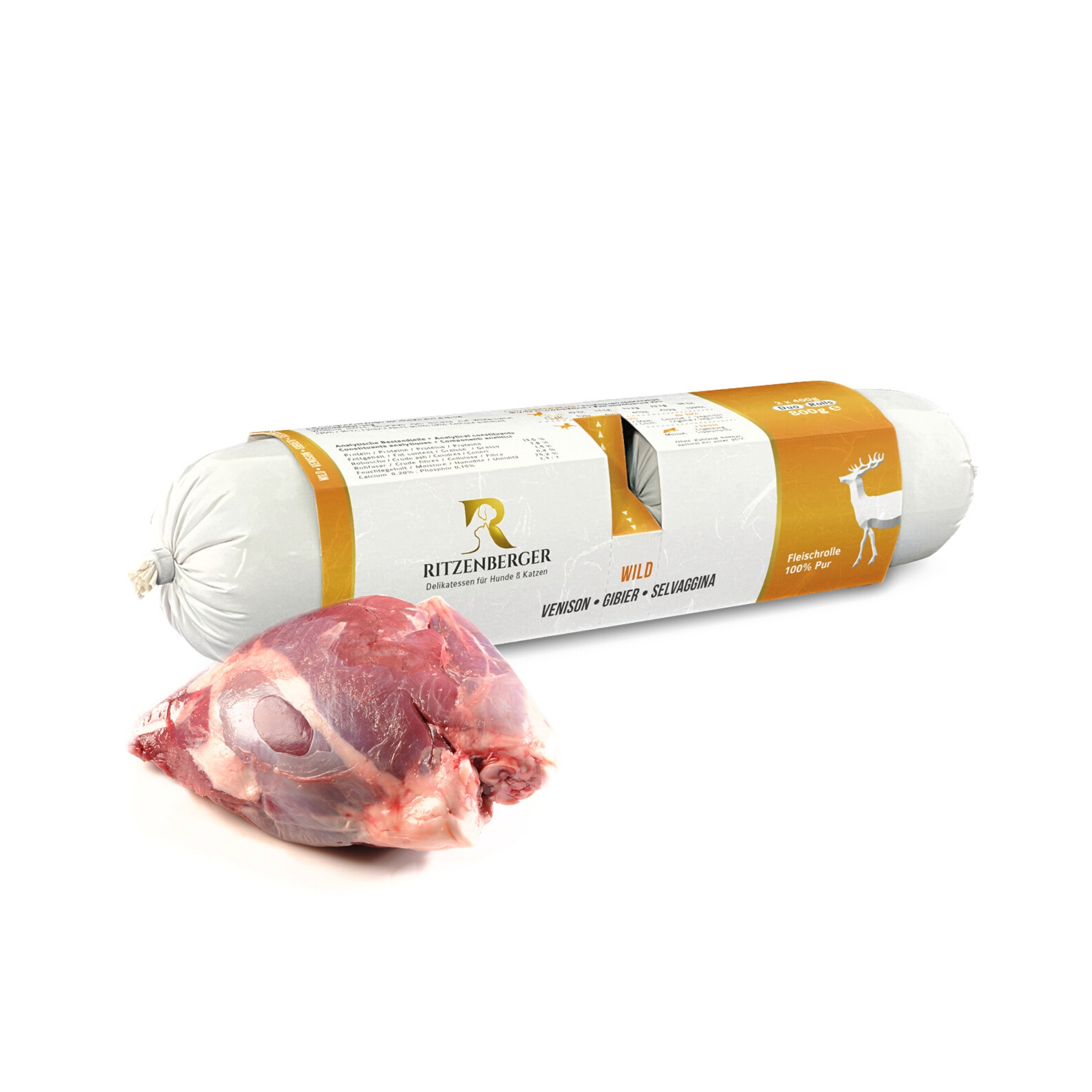Na obrazie widoczna jest rolka karmy mokrej dla psa marki Ritzenberger z etykietą \'WILD Venison • Gibier • Selvaggina\'. Obok znajduje się kawałek surowego mięsa.