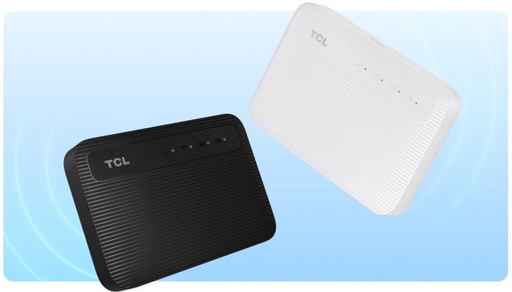 Router TCL MW63VC Dwa małe routery przenośne z paskowaną strukturą obudowy, logo producenta oraz diodami sygnalizacyjnymi