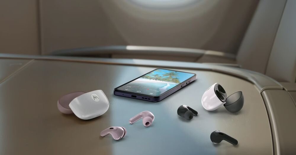 Słuchawki dokanałowe MOTOROLA Moto Buds 2 ANC bezprzewodowe słuchawki z ANC i wysoką jakością dźwięku, dwie pary słuchawek wraz z etui ładującym leżące na blacie