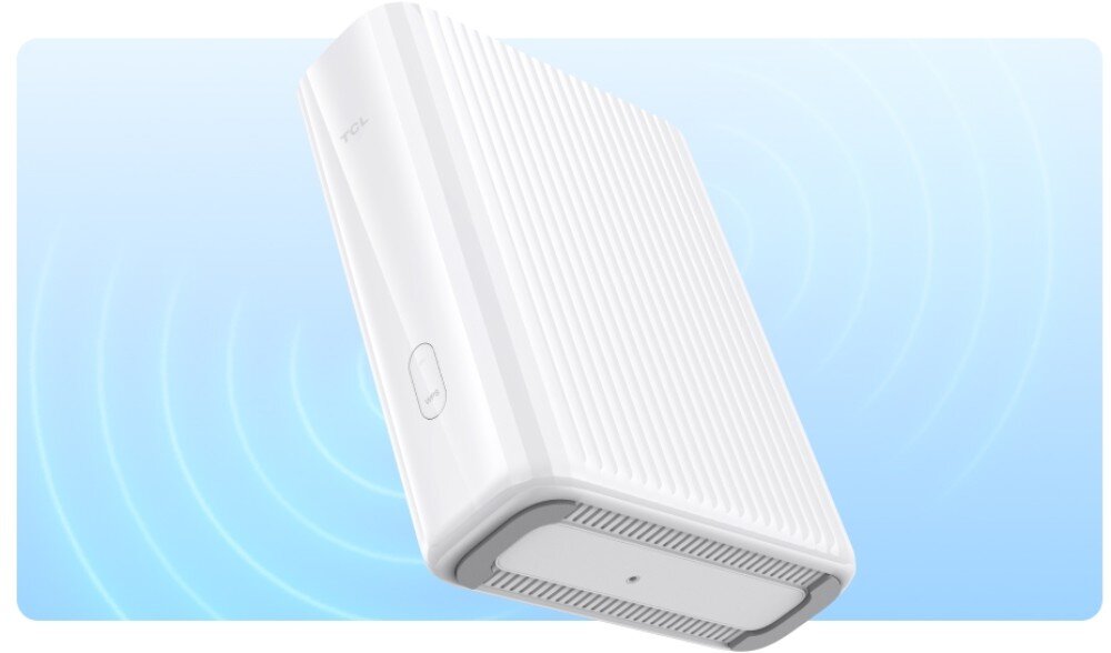 Biały router z pionowymi żłobieniami na obudowie, umieszczony na tle z niebieskimi falami. Na obudowie widoczne jest logo \'TCL\'.