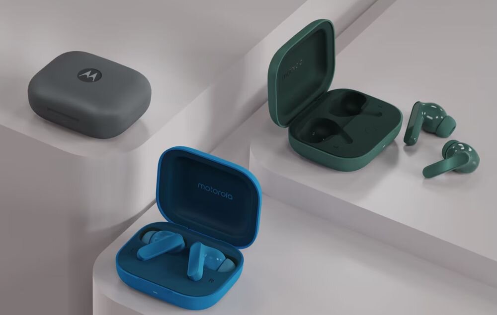 Słuchawki dokanałowe MOTOROLA Moto Buds Bass ANC redukcja hałasu do 50 dB tryb transparentny, słuchawki wraz z etui ładującym na białych postumentach