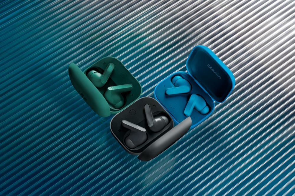 Słuchawki dokanałowe MOTOROLA Moto Buds Bass ANC bezprzewodowe słuchawki z ANC i mocnym basem, trzy pary słuchawek z etui do ładowania na plastikowym podłożu