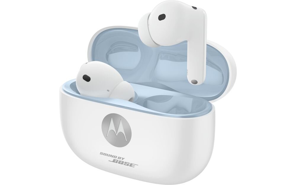 Białe słuchawki dokanałowe w etui ładującym z widocznym logo Motorola i napisem \'SOUND BY BOSE\'.