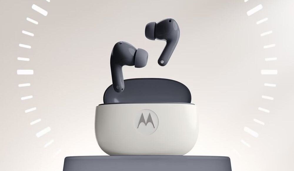 Słuchawki dokanałowe MOTOROLA Moto Buds 2 ANC głośniki 11 mm i 6 mm mocny bas, słuchawki wraz z etui ładującym stojące na postumencie