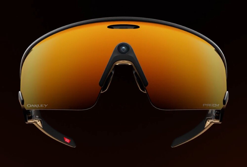 Okulary META Oakley Vanguad Okulary przeciwsłoneczne z pojedynczą soczewką i małym obiektywem nad noskiem na ciemnym tle, nagrywanie, kamera, jakość nagrań, pamięć