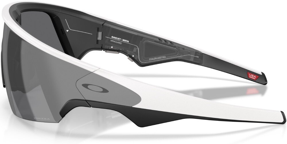Okulary przeciwsłoneczne z białymi oprawkami i ciemnymi soczewkami, z widocznym logo producenta na zauszniku. Na wewnętrznej stronie zausznika znajduje się napis: \'OAKLEY META VANGUARD\'.