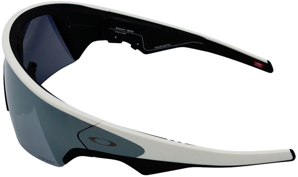 Białe okulary przeciwsłoneczne z ciemnymi soczewkami i logo w kształcie elipsy na zauszniku. Wewnątrz zausznika widoczny jest tekst: \'OAKLEY META\'.