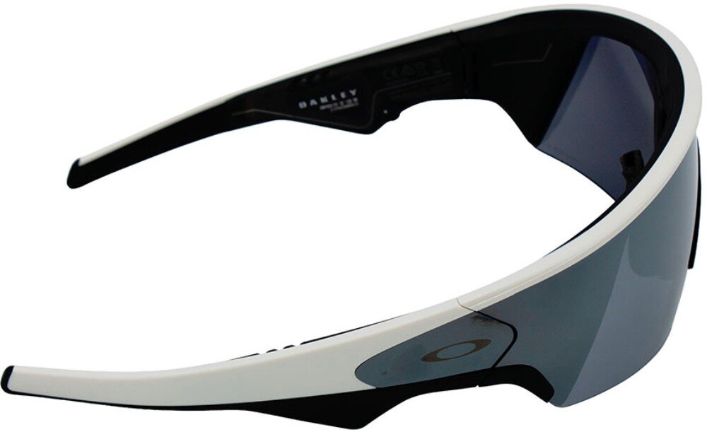 Okulary przeciwsłoneczne z białymi oprawkami i ciemnymi soczewkami, z widocznym logo Oakley na zauszniku.