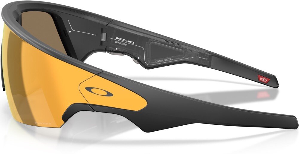 Okulary przeciwsłoneczne z czarną oprawką i żółtymi soczewkami, z widocznym logo Oakley na zauszniku. Na wewnętrznej stronie zausznika znajduje się napis: \'OAKLEY META VANGUARD\'.