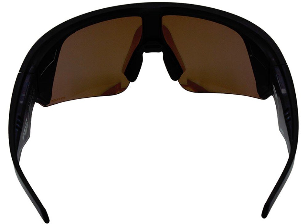 Czarne okulary przeciwsłoneczne z brązowymi soczewkami, widziane od przodu. Oprawki mają nowoczesny, sportowy design.