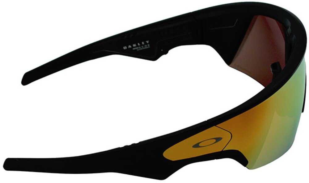 Czarne okulary przeciwsłoneczne z pomarańczowymi soczewkami i logo \'O\' na zauszniku. Wewnątrz zausznika widoczny jest napis \'OAKLEY\'.