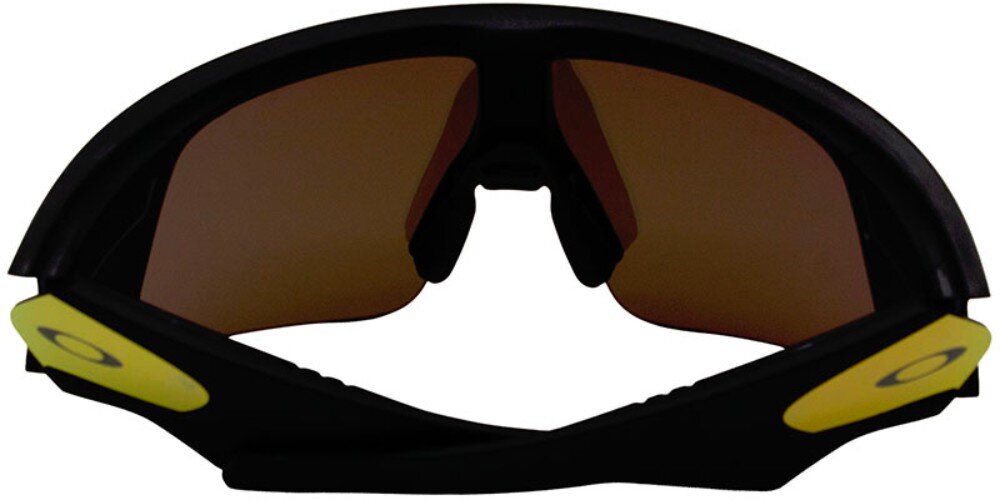 Czarne okulary z brązowymi soczewkami i żółtymi elementami na zausznikach, z widocznym logo Oakley.