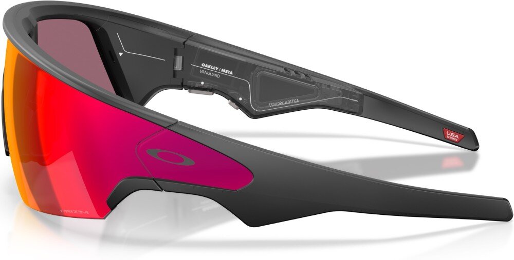 Czarne okulary przeciwsłoneczne z czerwonymi soczewkami i logo Oakley na zauszniku. Na wewnętrznej stronie zausznika widoczny jest napis: \'OAKLEY META VANGUARD\'.