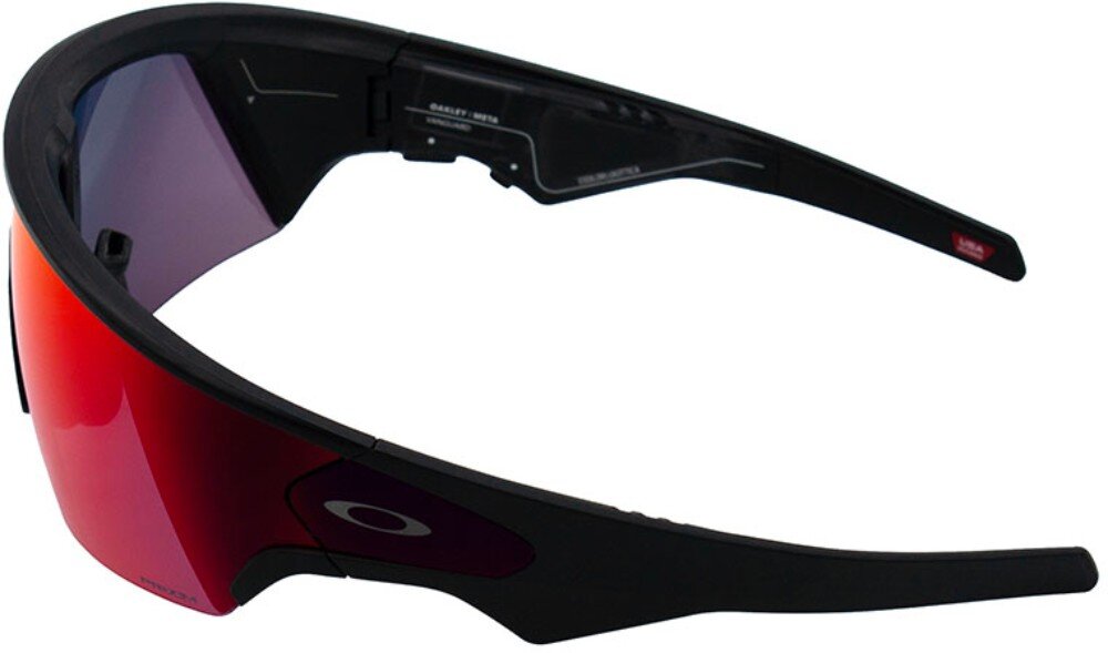 Czarne okulary z czerwonymi soczewkami, na zauszniku widoczne logo w kształcie owalnym. Na wewnętrznej stronie zausznika znajduje się napis \'OAKLEY MOTO\'.