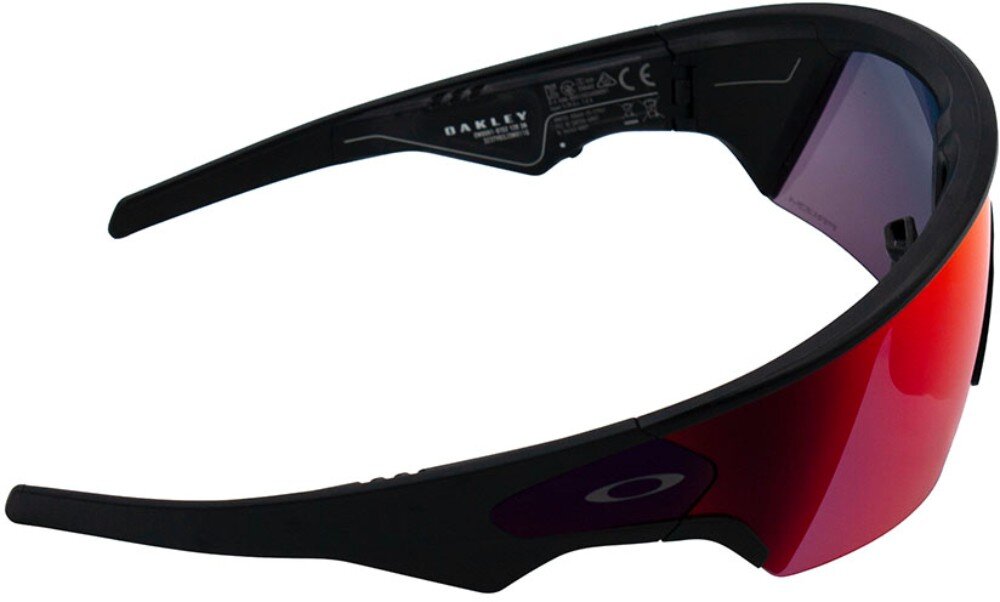 Czarne okulary przeciwsłoneczne z czerwonymi soczewkami, na wewnętrznej stronie zausznika widoczne jest logo \'OAKLEY\'.